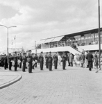 859214 Afbeelding van het N.S.-harmonieorkest op het Stationsplein te Weesp, tijdens de opening van het nieuwe N.S.-station.